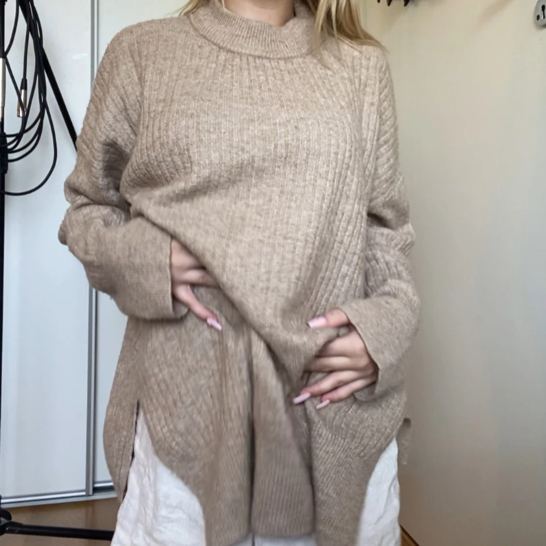 Beige ribbstickad polotröja