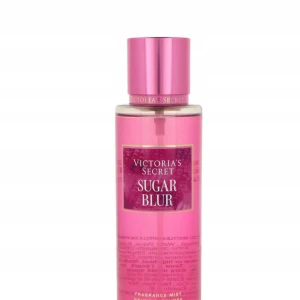 Victoria's Secret  - Fräsch och söt body mist från Victoria's Secret i doften Sugar Blur. Flaskan är cylinderformad och helt i rosa plast med metallicrosa lock. Perfekt för dig som gillar söta och fruktiga dofter med en feminin touch.