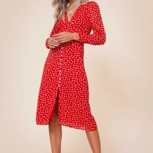 Röd prickig klänning med knappar - Adoore klänning som inte kommer till användning längre! 