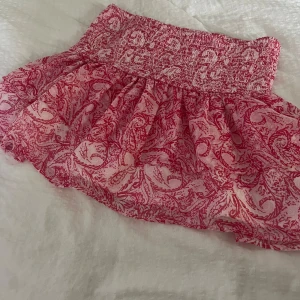 Mönstrad rosa volang kjol  - Mönstrad rosa volang kjol från Gina tricot, aldrig använd utan prislapp. Säljer då jag inte använder den. Storlek 158/164❣️ 