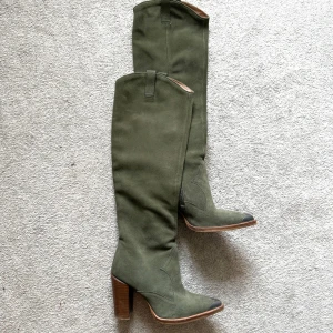 BRONX boots  - Bronx cowboy 🤠 boots i khaki mocka storlek 38. Äkta läder. Nypris 2662kr. Box kommer med. 