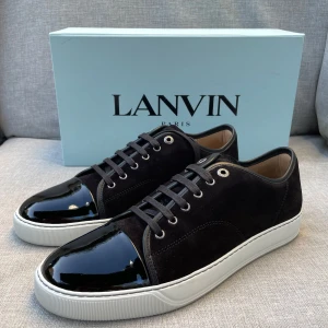 Lanvin skor (nya) - Hej! Vi säljer nu dessa riktigt schyssta Lanvin skor som är helt nya! Begränsat antal box och dustbags. Vi rekommenderar att gå ner en storlek. Hör av dig vid frågor! 