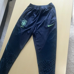 Nike Brasilien byxor - Fina och nya Nike byxor med Brasiliens logga. Dessa är i storlek L och passar även M.