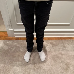 Svarta Dondup George jeans - Säljer ett par Dondup George jeans i storlek jr XL. De har en lite straight fit och är helt svarta med lite vit vid knäna, Jeansen är i riktigt bra skick och har en snygg mörk tvätt. Modellen på bilden är 168 cm och 52 kg, hör av dig vid intresse samt frågor! Pris är ej hugget i sten!😉🤩🤩🤩