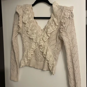 Zara topp  - Snygg långärmad topp från Zara i spets! 