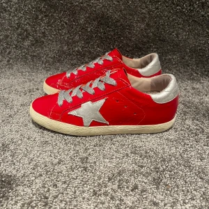 Golden Goose Skor  - ‼️VI TAR EJ BYTEN‼️Golden Goose Skor | Skick: 8/10 | Storlek 35 sitter större 35,5-36 | ingår enbart skorna vid köp. | Fraktar inom 24H efter köp på köparens bekostnad 📦💨 | Hör av dig vid minsta fråga eller fundering 💭