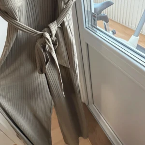 Jumpsuit från bikbok - I färgen khaki. Superfint skick