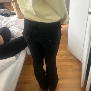 Svarta true religon jeans  - Säljer ett par svarta True religon jeans med bootcut passform och låg midja. Säljer på grund av att dem inte blir använda. Priset kan diskuteras. 