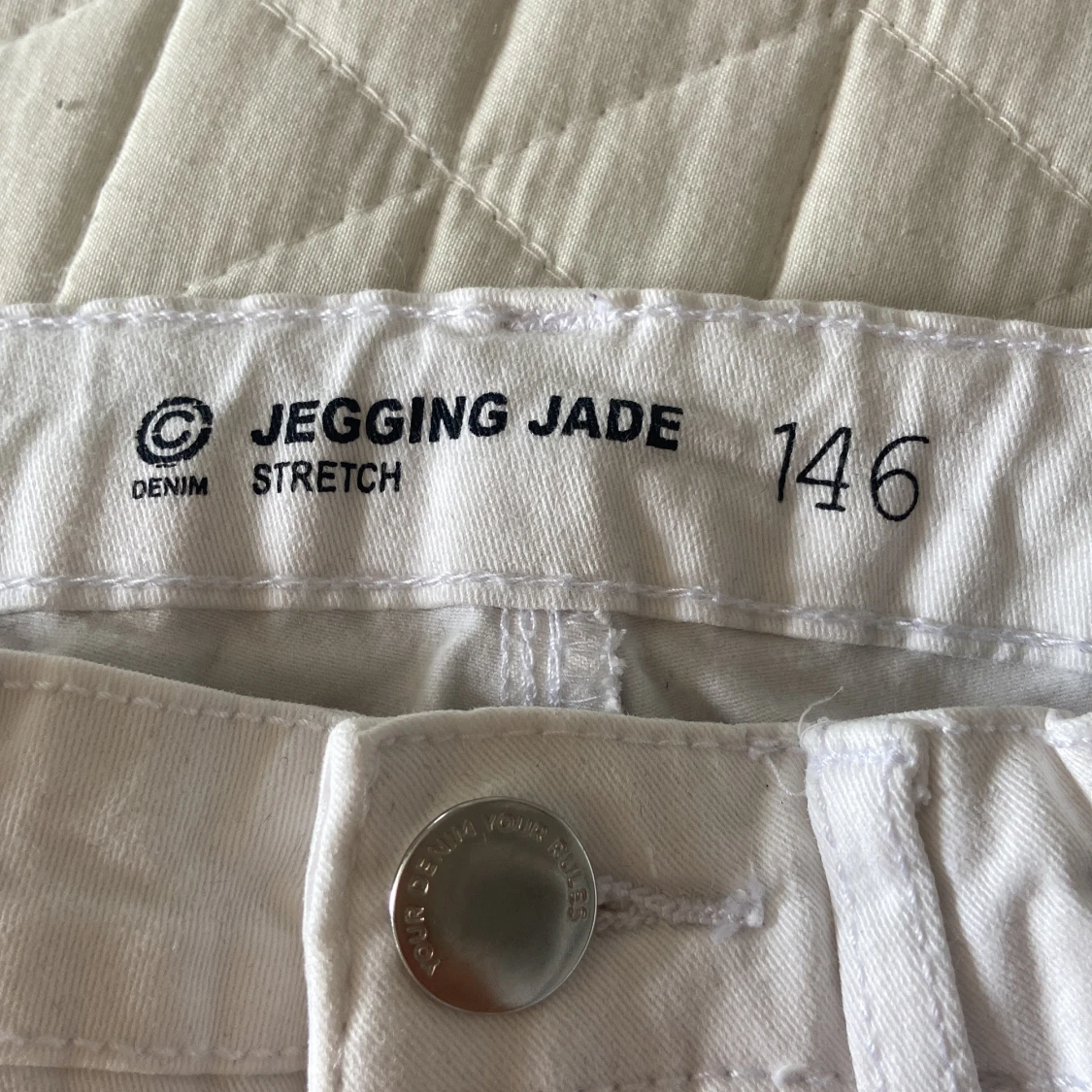 Vita stretchiga jeans med slimfit - 2