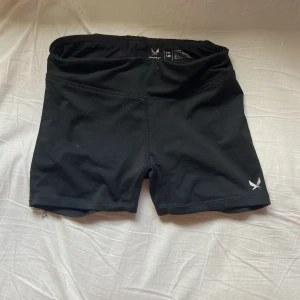 Svarta träningstights-shorts från SOC - Hot pants med elastisk midja. Fungerar bra som träningsshorts eller till vardags. Säljer dem pga för små.