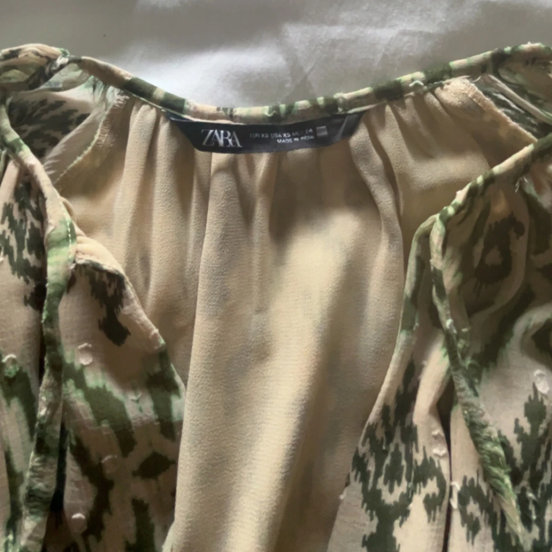 Grönmönstrad kortklänning med volang - 3