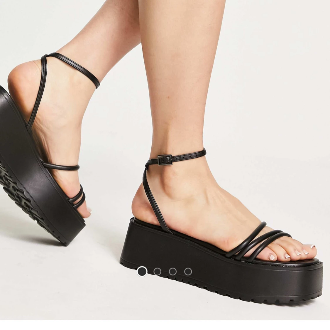 Svarta platåsandaler med remmar