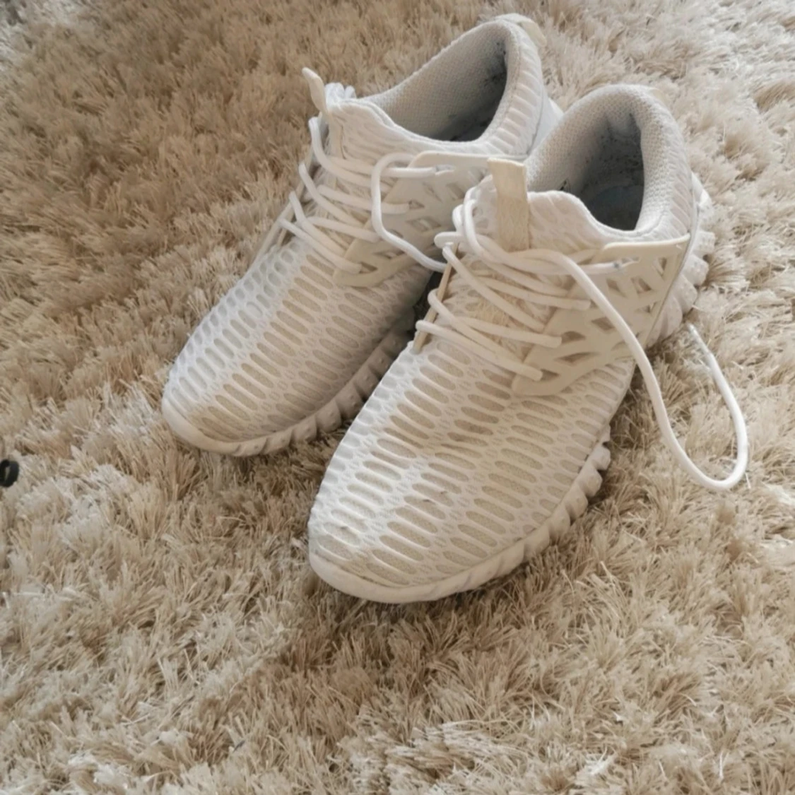 Vita sneakers med mesh och snörning - 2