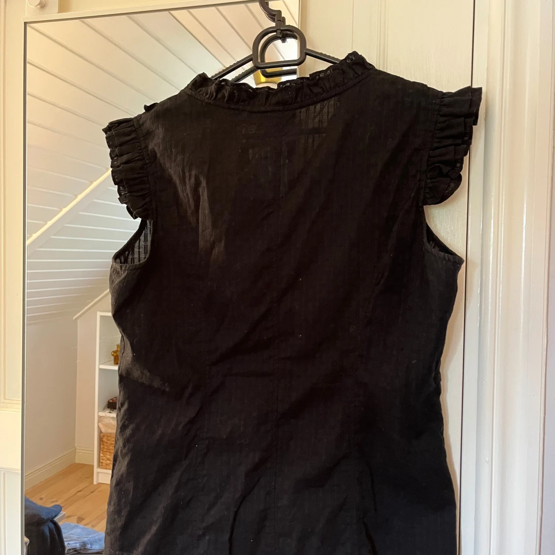 Svart broderad volangtopp  - 4