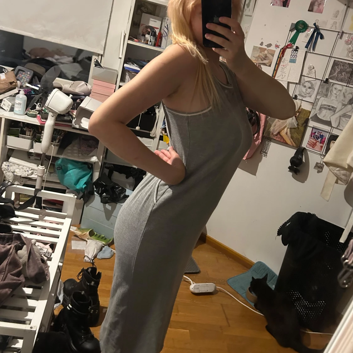 Grå lång klänning