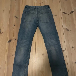 Jeans - Säljer ett par ljusblåa jeans från Kappahl. Modellen är straight fit och storlek 164. Jeansen är använda en del men har inga defekter på något vis. Bara att höra av sig vid frågor eller funderingar!