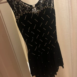 Konståkningskläning  - Säljer denna konståkningskläning i storlek xs💓