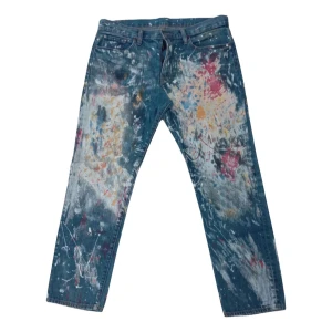 Blå jeans med färgstänk - Unika blå jeans med coola färgstänk i vitt, rött, gult och blått. Raka ben och klassisk femficksmodell. Perfekta för dig som vill sticka ut med en kreativ och konstnärlig vibe.