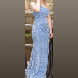 Balklänning  - Klänningen har en figurnära passform och en axelbandslös/oneshoulder-design som ger en elegant look. Perfekt för bal eller fest. Använd 1 gång och är i ny skick finns inga skador eller slitage på den. I stl S och dragkedjan på klänningen syns inte när man har på sig klänningen🩷köpt för ca 2500kr 🩷
