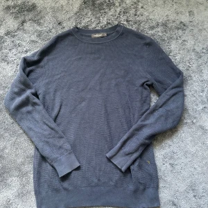 Mörkblå tröja från dressman - Snygg och skön tröja. Säljer pga den passar inte mig. Använd typ en gång