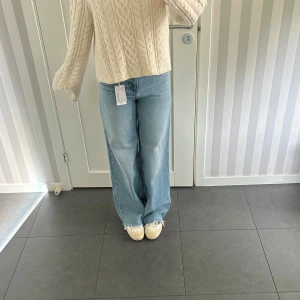 Ljusblå wide jeans  - Säljer dessa oanvända ljusblå jeans från mango då de inte satt som jag ville. De är wide fit och har medelhög midja. Jeansen har rå, fransig kant nertill och upptill. Jag är 170 som referens! Skriv om ni har frågor eller önskar fler bilder🥰