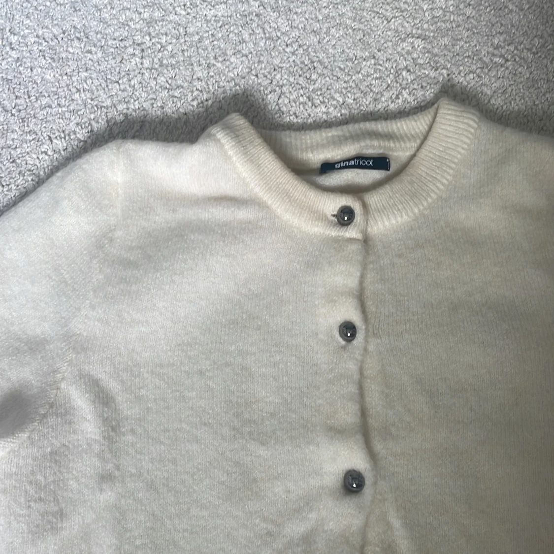 Kortärmad beige kofta från Gina Tricot - 1