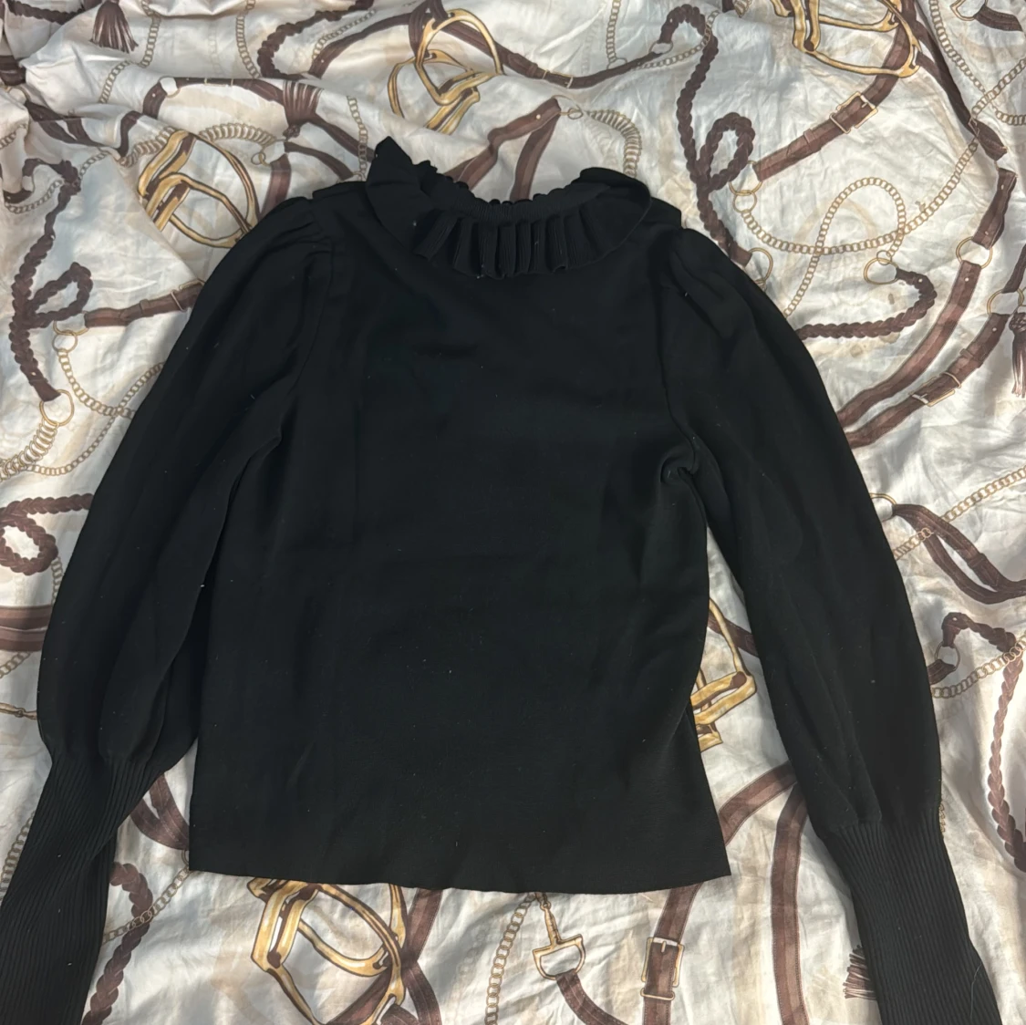 Svart volangtröja från ONLY XS - 1