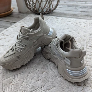 Steve madden sneakers - Chunky sneekers från Steve Madden  Beiga sneekers från Steve Madden, väldigt sparsamt använda, använda någon fåtal gång.  Storlek: 41 Nypris: 1 899kr Pris: 1 250kr