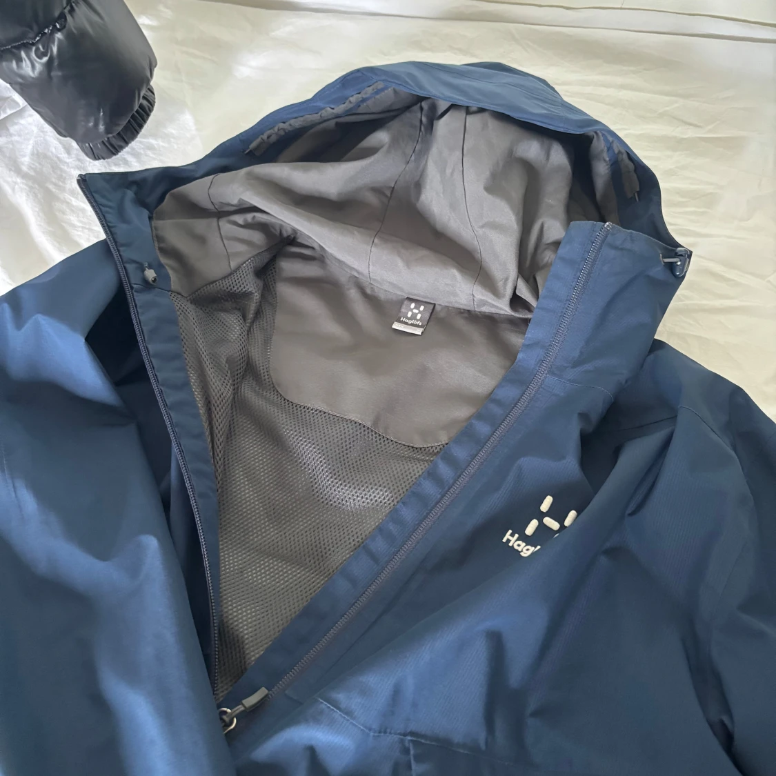 Blå vindjacka från Haglöfs med huva - 1