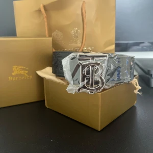 Burberry bälte - Stilren bälte. 110cm lång, priset går att diskuteras.