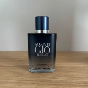 Acqua di Giò Profondo parfym - Acqua di Giò Profondo från Giorgio Armani är en perfekt parfym nu under sommaren. Halva flaskan är använd.
