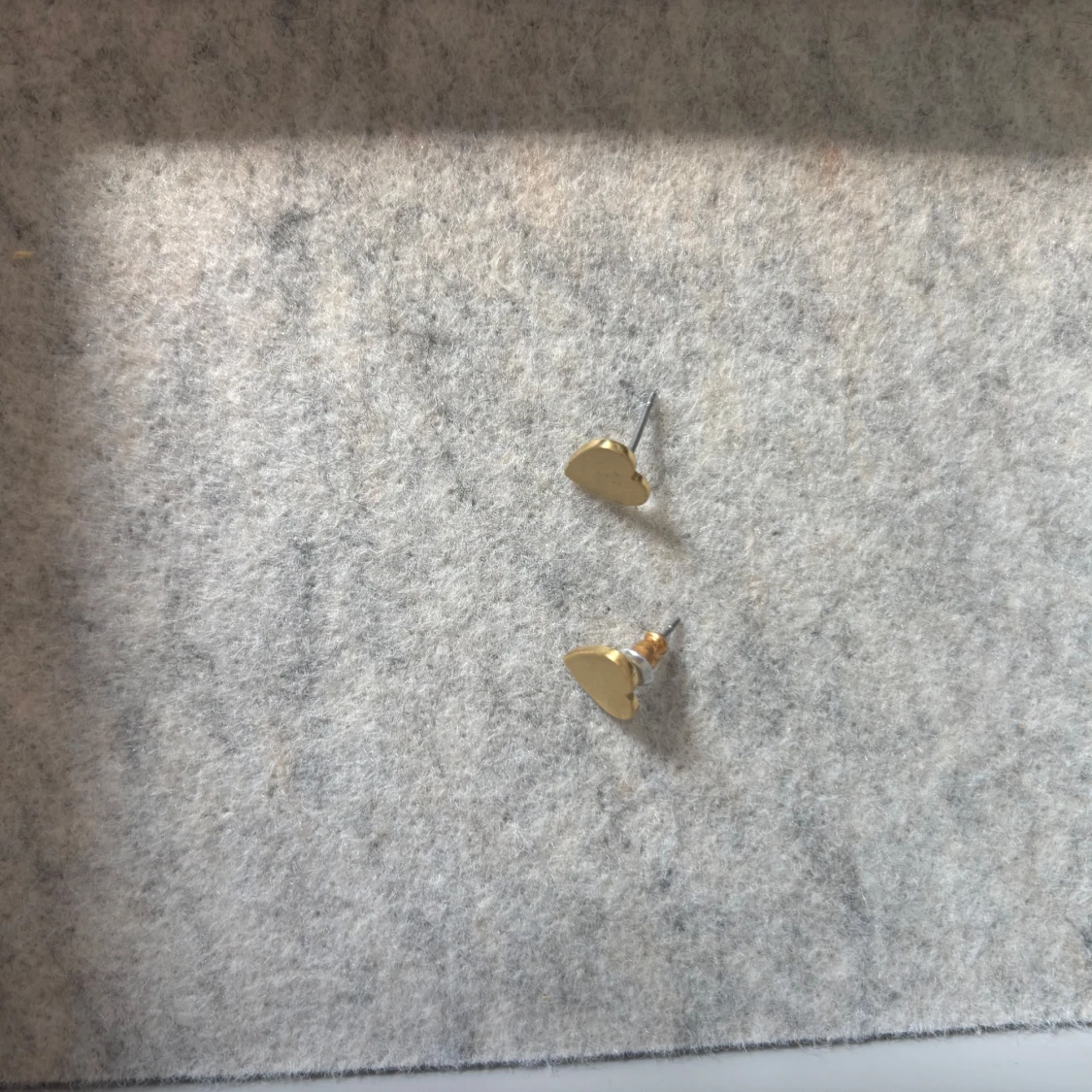 Guldiga hjärtformade örhängen Pilgrim