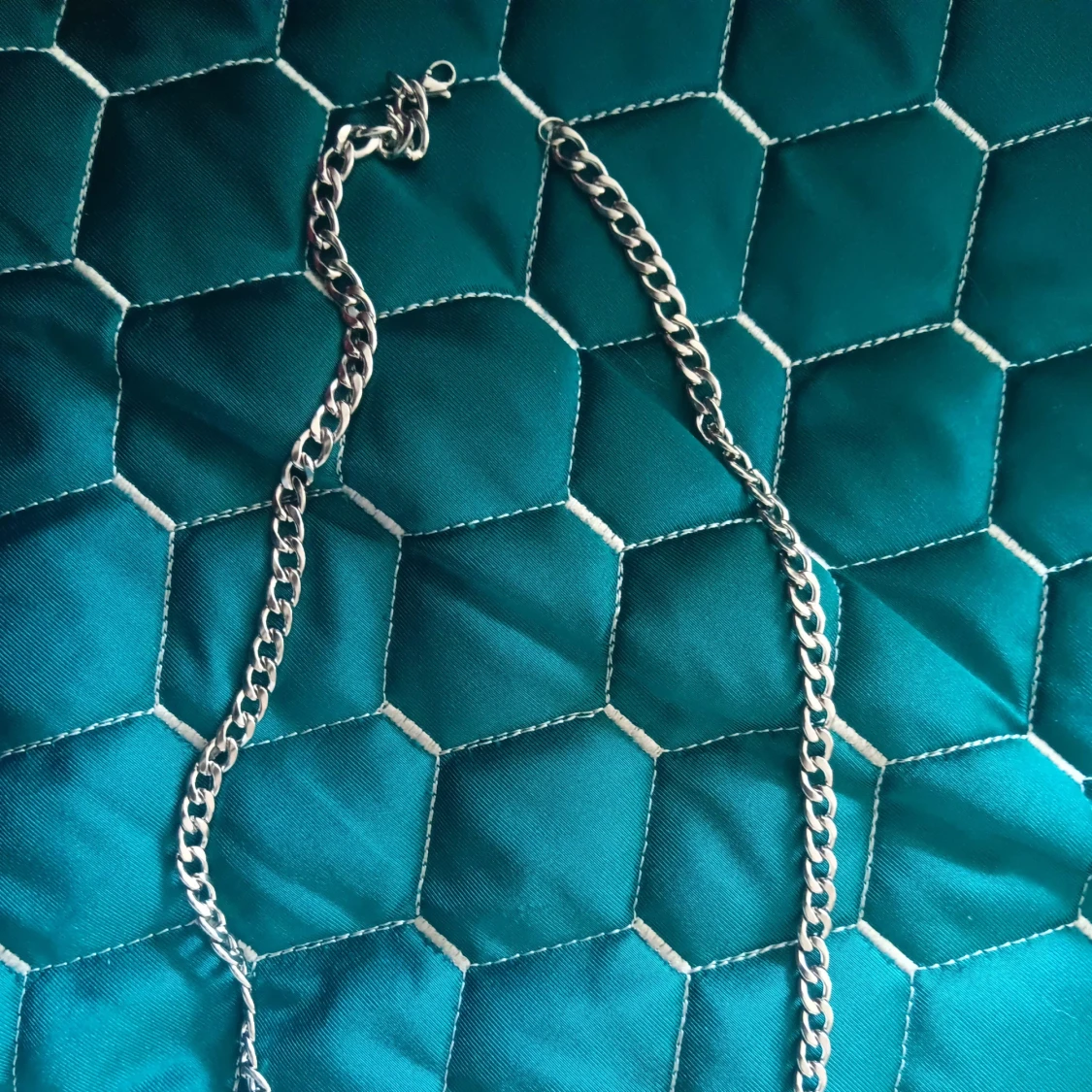 Kedjehalsband i silverfärg - 1