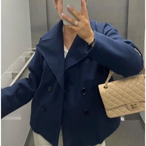 Mörkblå kappa/kavaj - Säljer en mörkblå kappa/kavaj med dubbelknäppning, från Design by Si. Nypris 757kr💙