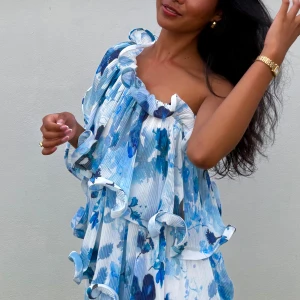  offshoulder klänning NA-KD x Lojsan - Superfin kortklänning från NA-KD med blått och vitt blommönster. Använd en gång