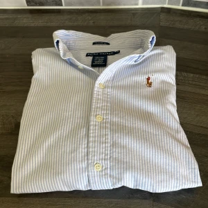 Randig skjorta från Ralph Lauren - Snygg skjorta från Ralph Lauren i klassisk passform. Skriv vi intresse!!