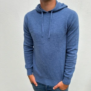 Kashmir/Merino hoodie - Blå Kashmir/Merino hoodie | Storlek S | Modellen är 177cm lång | Endast använd 1 gång, därför inga defekter alls | Hör av dig vid frågor🌟