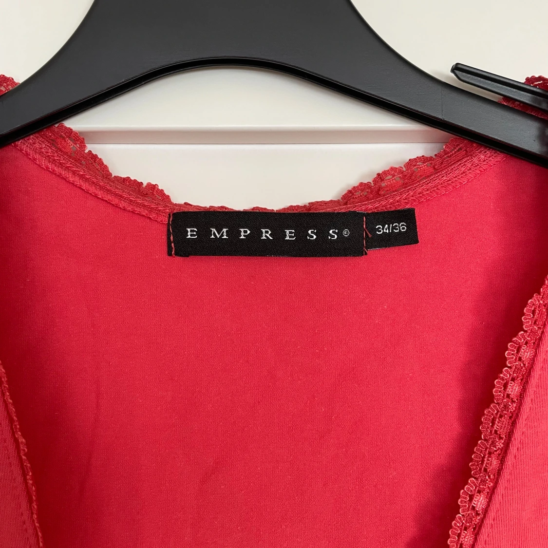 Röd omlottopp med spets från Empress - 3