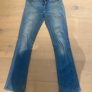 Blå bootcut jeans från Wrangler - Supersnygga Lowwaist bootcut jeans från wrangler🥰Passar storlek Xs, säljer då de tyvärr inte passar mig!🥰