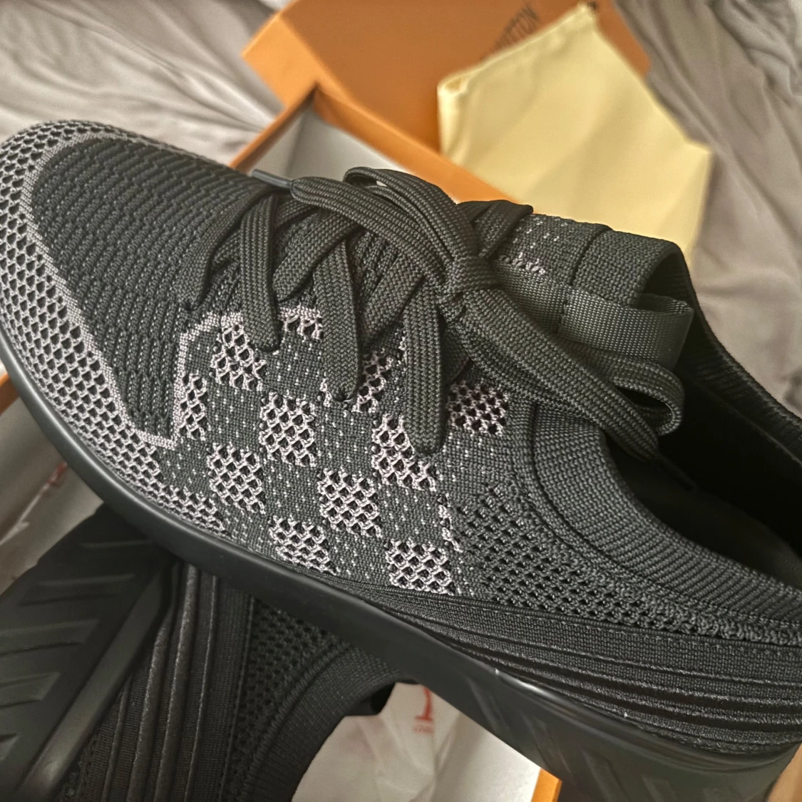 Svarta sneakers från Louis Vuitton pris kan diskuteras  - 4