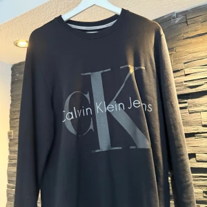 Svart Calvin Klein långärmad tröja M - Långärmad tröja från Calvin Klein Jeans storlek M