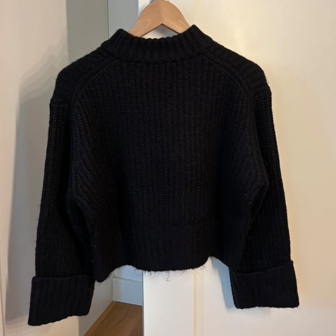 Svart stickad croppad tröja - 1