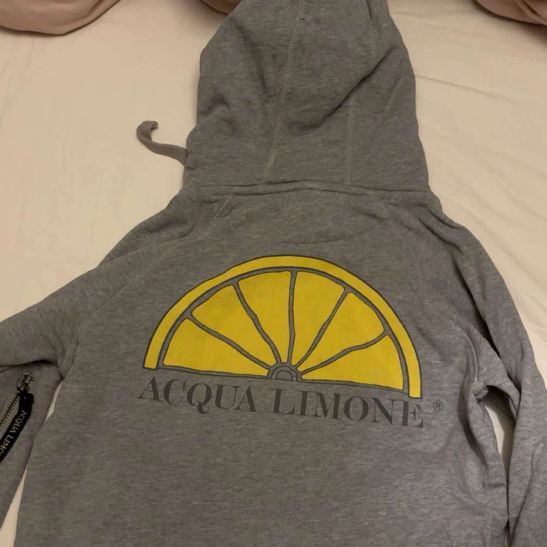 Grå hoodie från Acqua Limone - 2