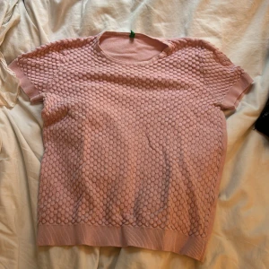 Rosa stickad kortärmad tröja - Rosa söt t-shirt i coolt material! Perfekt till jeans eller shorts 🩷🩷