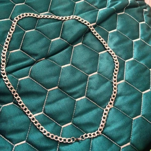 Kedjehalsband i silverfärg - Stilrent halsband med grov kedja i silverfärg. Klassisk design som passar till många olika looks. Halsbandet har en enkel karbinhake och är tillverkat i metall. Perfekt för dig som gillar en clean och modern stil.