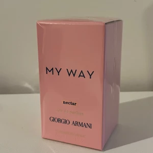 My Way Nectar parfym Giorgio Armani - Säljer en My Way Nectar eau de parfum från Giorgio Armani. Parfymen kommer i en snygg rosa kartong med svarta och guldiga detaljer. Flaskan rymmer 50 ml och är perfekt för dig som gillar fräscha och feminina dofter.