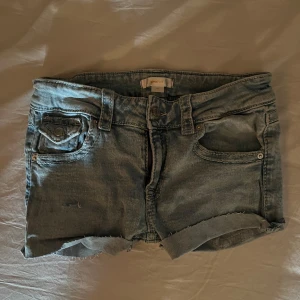Ljusblå jeansshorts  - Ljusblå jeansshorts från Gina Tricot. Använda 2-3 gånger. Går att spänna åt dom i midjan om det behövs. 