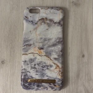 Ideal of Sweden marmorskal - som nytt! - Stilrent och elegant mobilskal från Ideal of Sweden i marmordesign. Passar perfekt för att skydda din telefon samtidigt som du ger den ett lyxigt utseende. Skalet är i mycket fint skick och har knappt några tecken på användning. Passa på att fynda!  