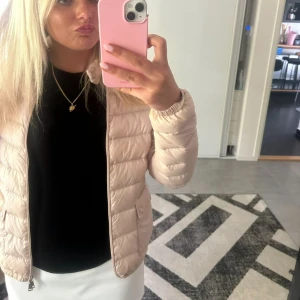 Ljusbeige pufferjacka från Moncler - Säljer en snygg ljusbeige pufferjacka från Moncler. As snygg värkligen passar till allt! Äkta såklart ganska nytt skick bara lite smink i kragen men de går bort ! Köpte dne för inte allas länge sen💕💕