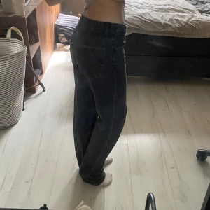 Lågmidjade jeans från zara - Säljer ett par svarta jeans med low/mid waist och raka ben från Zara. Jeansen har klassisk femficksdesign, synliga nitar och är i ett mjukt denimtyg. Bra basic som funkar för allt.  #lowwaist #zarajeans #lowwaistzarajeans #midwaistjeans #zaralowwiast #lågmidjat #lågmidjazara #lågmidjadejeans 